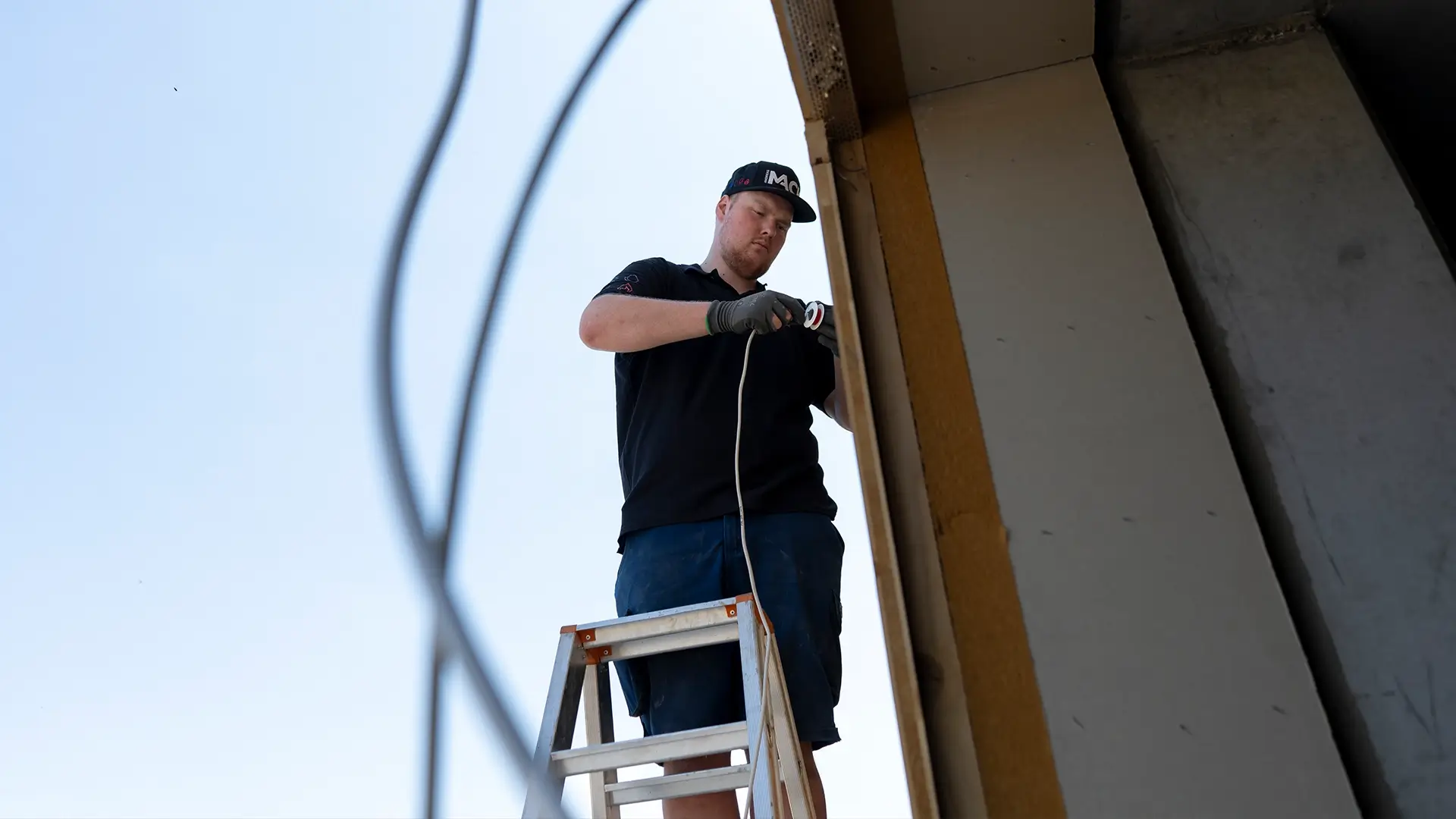 Mitarbeiter von Mack Haustechnik beim gemeinsamen Beladen des Servicefahrzeugs für eine Montage – Karriere Haustechnik Schweinfurt.
