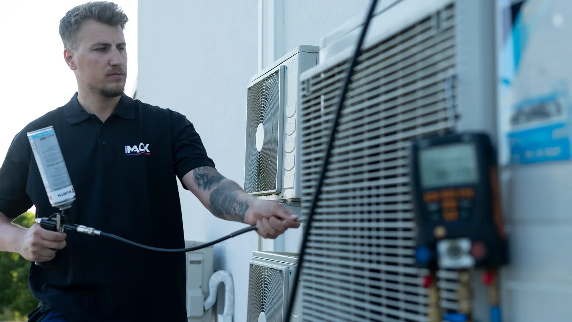 Mitarbeiter von Mack Haustechnik beim gemeinsamen Beladen des Servicefahrzeugs für eine Montage – Karriere Haustechnik Schweinfurt.