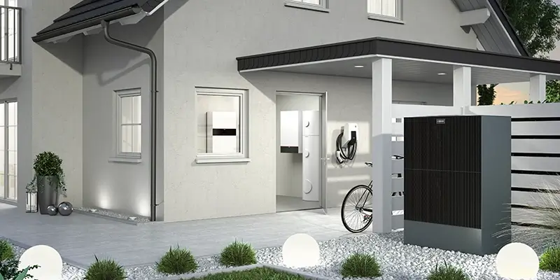 Modernes Einfamilienhaus mit Wärmepumpe, PV-Anlage und E-Ladestation